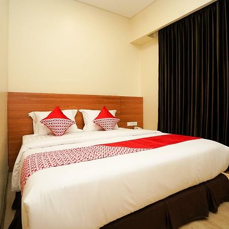 Oyo 1330 Hotel Cahaya 3 Сурабая Экстерьер фото