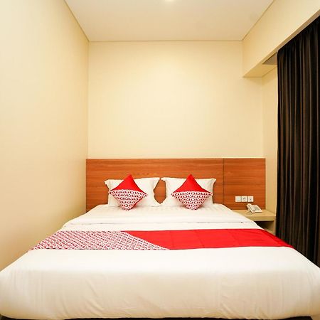 Oyo 1330 Hotel Cahaya 3 Сурабая Экстерьер фото