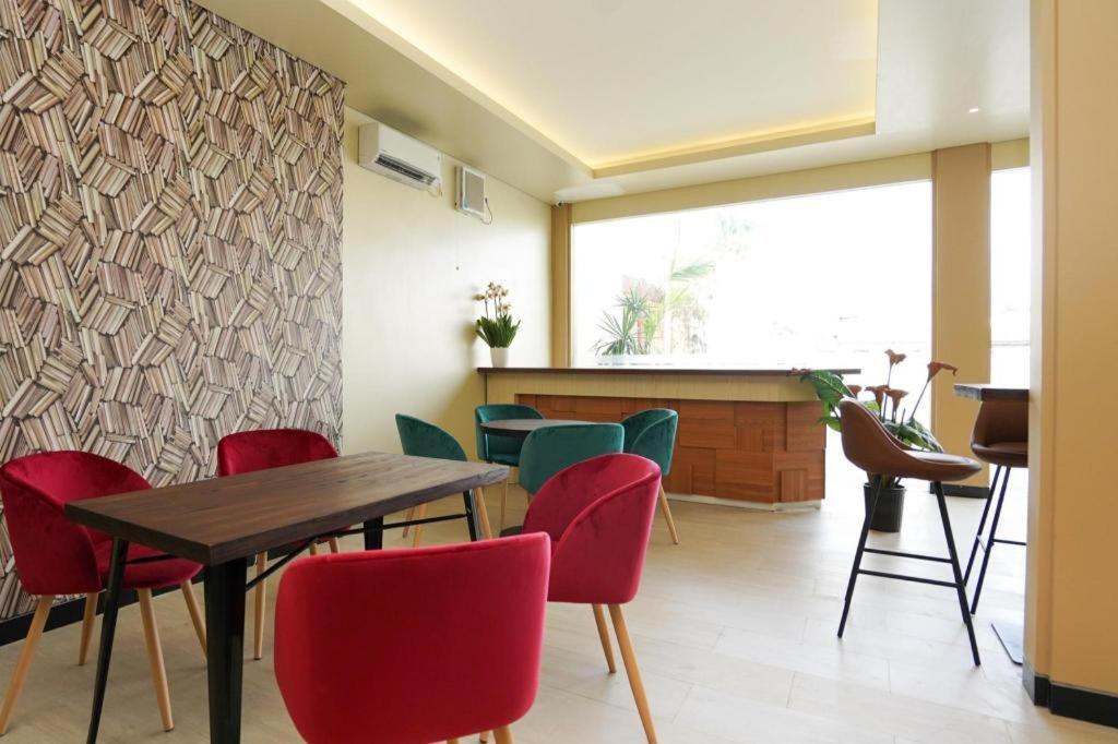 Oyo 1330 Hotel Cahaya 3 Сурабая Экстерьер фото