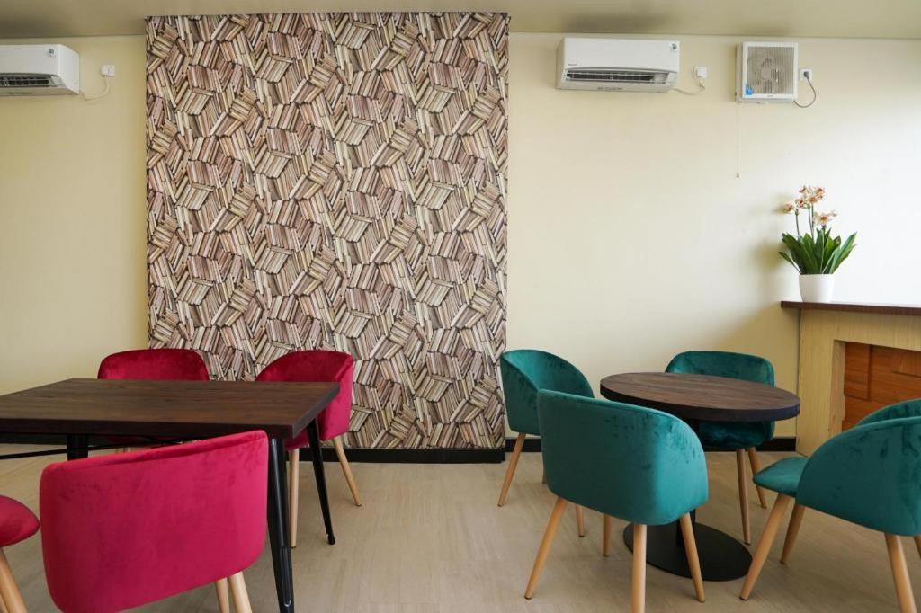 Oyo 1330 Hotel Cahaya 3 Сурабая Экстерьер фото