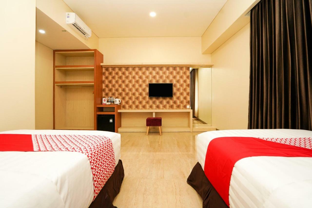 Oyo 1330 Hotel Cahaya 3 Сурабая Экстерьер фото