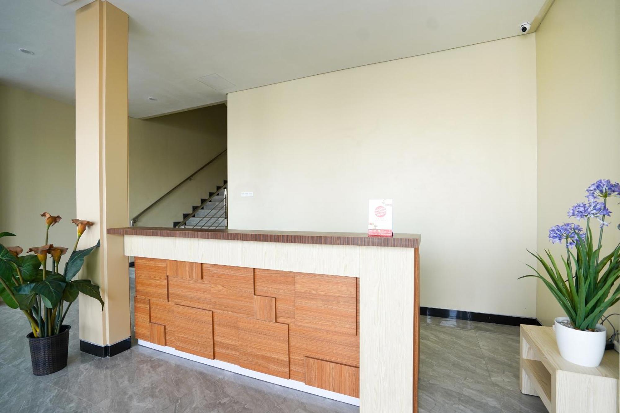 Oyo 1330 Hotel Cahaya 3 Сурабая Экстерьер фото