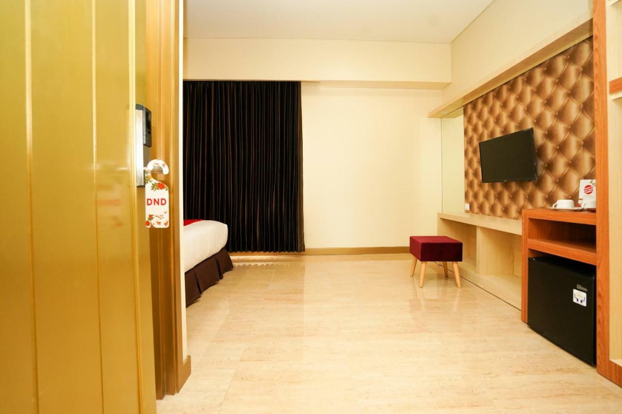 Oyo 1330 Hotel Cahaya 3 Сурабая Экстерьер фото