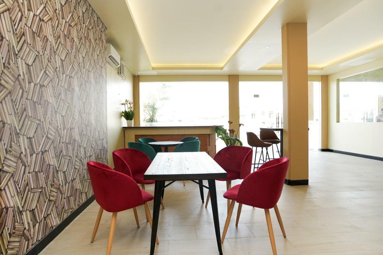 Oyo 1330 Hotel Cahaya 3 Сурабая Экстерьер фото