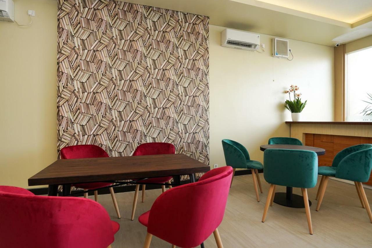 Oyo 1330 Hotel Cahaya 3 Сурабая Экстерьер фото
