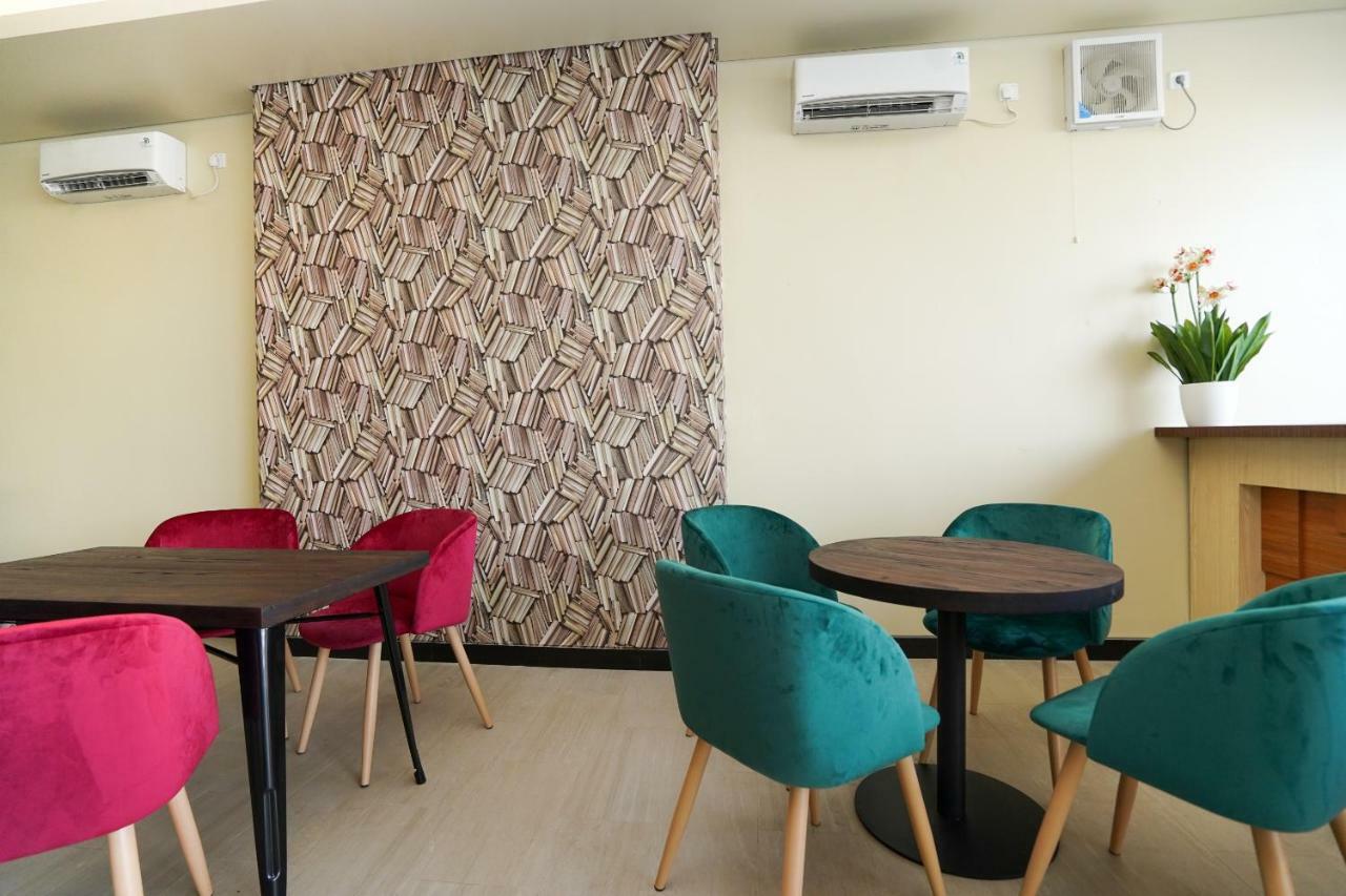 Oyo 1330 Hotel Cahaya 3 Сурабая Экстерьер фото