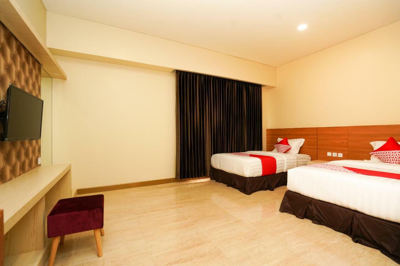 Oyo 1330 Hotel Cahaya 3 Сурабая Экстерьер фото