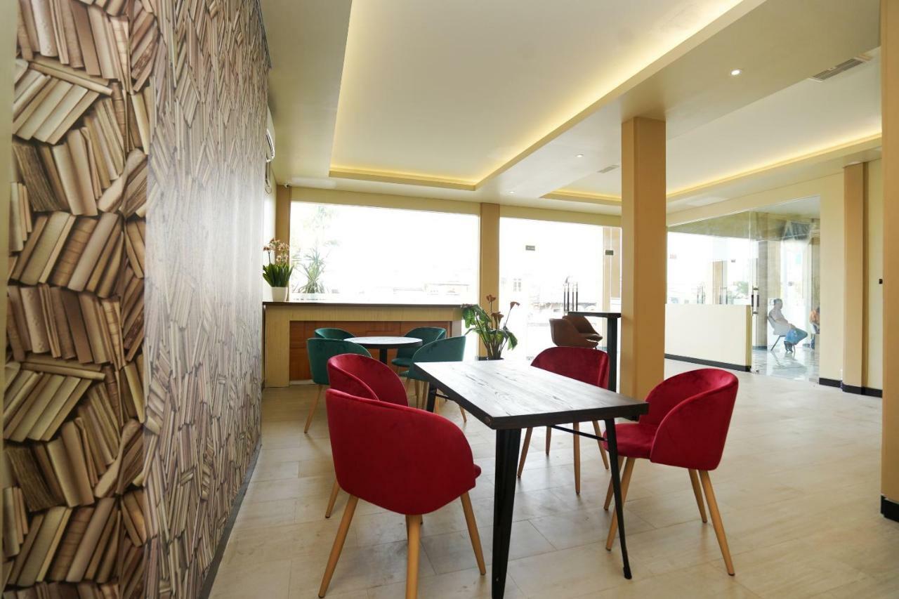 Oyo 1330 Hotel Cahaya 3 Сурабая Экстерьер фото