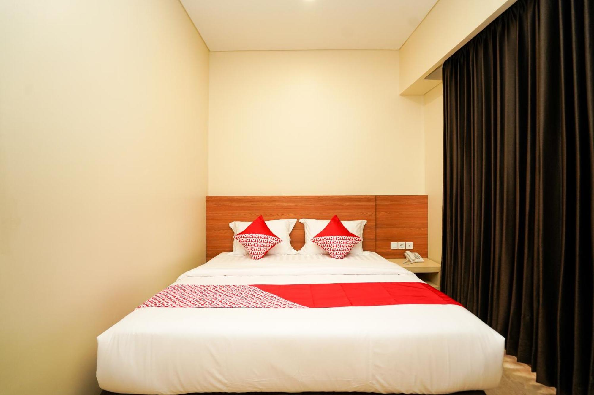 Oyo 1330 Hotel Cahaya 3 Сурабая Экстерьер фото